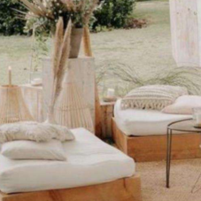 Salon bohème chic palette coussins blancs